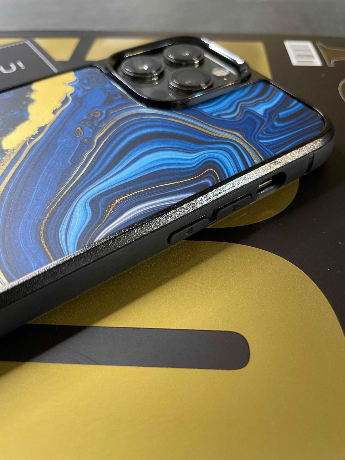 Husa iPhone - WAVES (cu aur 22K)